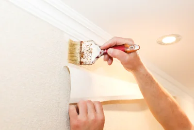 Pose de papier peint à Oussières — revêtements muraux et toiles de verre